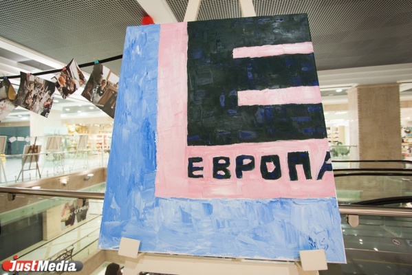 В «Европе» открылась выставка необычных лого-картин - Фото 1