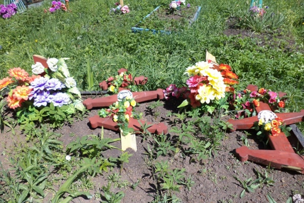В Ачитском районе подростки «порезвились» на кладбище: сломано 13 памятников - Фото 1