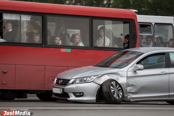 В центре Екатеринбурга одна иномарка подрезала другую. Чудом никто не пострадал - Фото 1