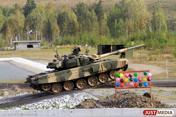 Модный «лук» на фоне танка: Нижнетагильская выставка вооружений решила стать ближе к народу - Фото 1