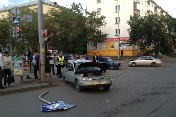 В Екатеринбурге автомобиль сбил на тротуаре трех велосипедисток. Две девушки и ребенок получили серьезные травмы - Фото 1