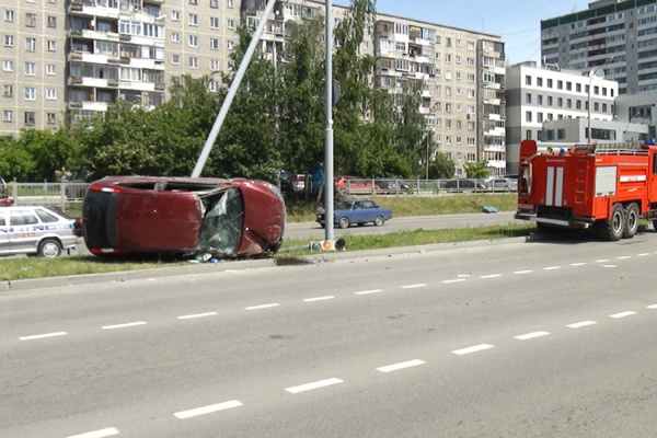 В Екатеринбурге две иномарки не поделили дорогу. Одну отбросило на светофор, другую — на стоящие машины - Фото 1