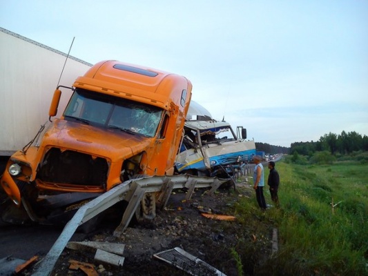 В Березовском столкнулись два грузовика - Фото 1