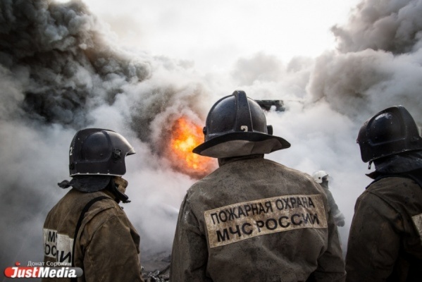 В Екатеринбурге при взрыве газового баллона пострадали двое пожарных - Фото 1