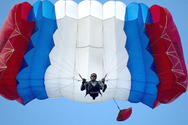 Более 70 парашютистов со всей страны будут соревноваться в прыжках на точность приземления в Логиново - Фото 1