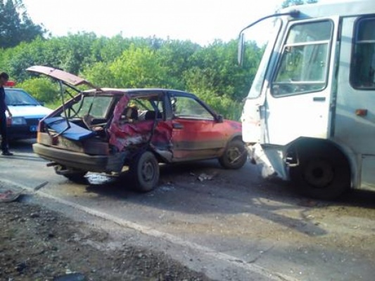 В Артемовском пьяный водитель легковушки врезался в автобус - Фото 1