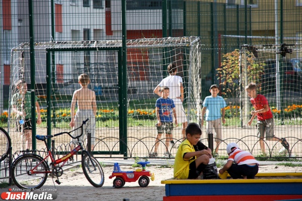 В Екатеринбурге работу на лето официально нашли уже больше тысячи подростков - Фото 1