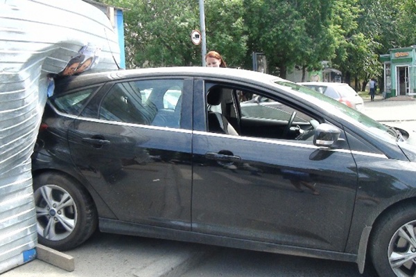 В Екатеринбурге водитель иномарки, объезжая пробку, столкнулся с «Фордом». Пострадали два человека - Фото 1