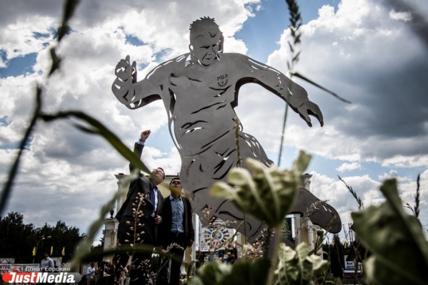 Плоские, но нержавеющие: в Екатеринбурге открыли памятник футболистам - Фото 1