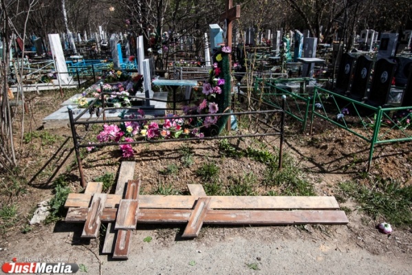 В Первоуральске неизвестные злоумышленники учинили погром на кладбище - Фото 1