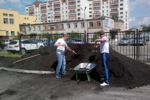 В Екатеринбурге полицейские помогли работникам детского сада благоустроить территорию - Фото 1