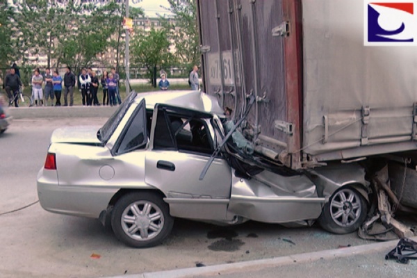 В Екатеринбурге, залетев под фуру-длинномер, погиб водитель легковушки - Фото 1
