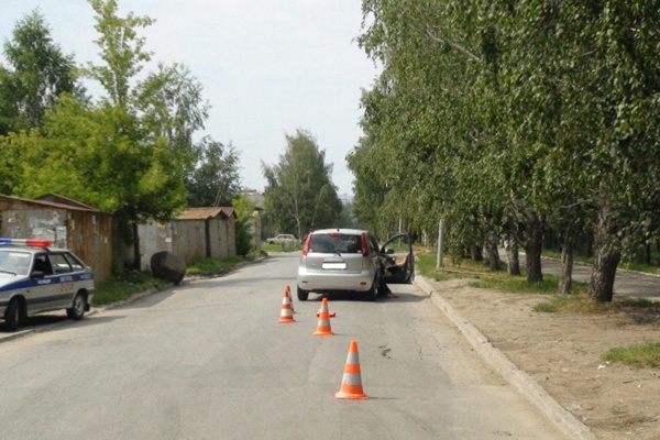 В Екатеринбурге «бесправный» водитель сбил ребенка - Фото 1