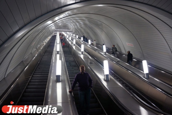 На станции метро «Уралмаш» появилось облако пара - Фото 1