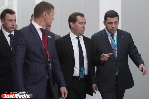 «Погуляйте пока в другом месте»: появление Медведева на ИННОПРОМе парализовало работу выставки - Фото 1