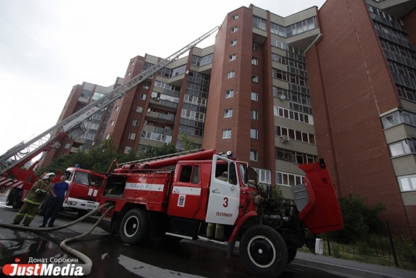 В Екатеринбурге повреждена огнем крыша многоэтажки - Фото 1