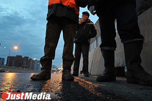 В Екатеринбурге бум дорожного ремонта. Рабочие меняют асфальт и рельсы - Фото 1