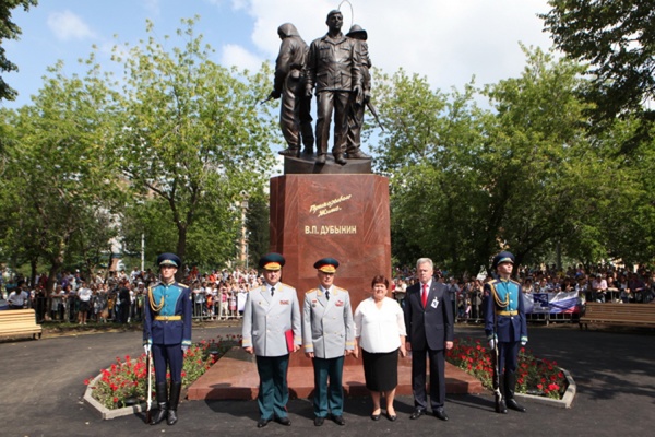 Первый в стране памятник герою Российской Федерации появился на Урале - Фото 1