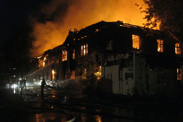 В Екатеринбурге на Онежской сгорело здание медцентра - Фото 1