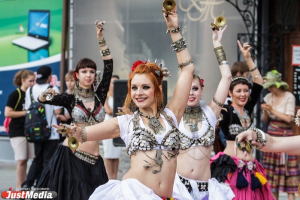 В центре Екатеринбурга прошла четырехчасовая дискотека – каждый сантиметр улицы Вайнера танцевал - Фото 1