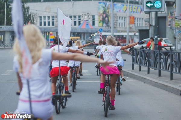 Полторы тысячи велосипедистов и 46 километров пути — в Екатеринбурге прошла «Веломагистраль» - Фото 1