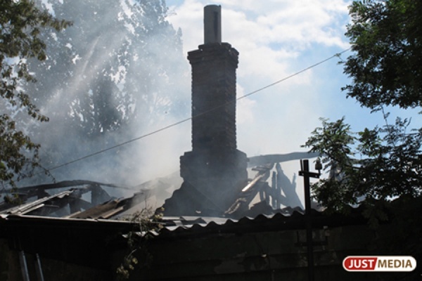 Ирбитские полицейские спасли из огня жильцов двух домов - Фото 1