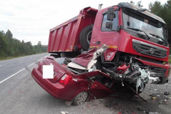 На трассе Пермь—Екатеринбург водитель легковушки врезался в грузовик. Погибло два человека - Фото 1