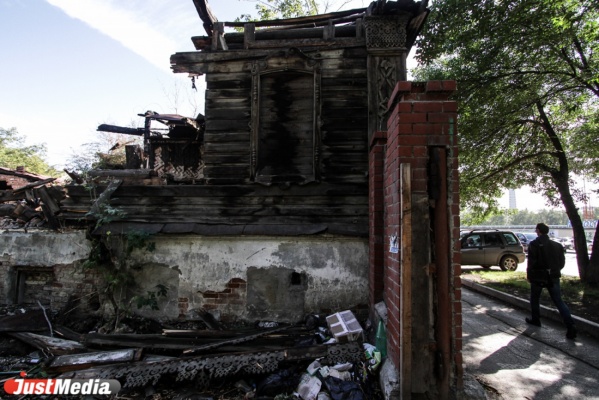 Пост сдал – пост принял: неравнодушные екатеринбуржцы дежурят рядом с домами на Вайнера и Куйбышева - Фото 1