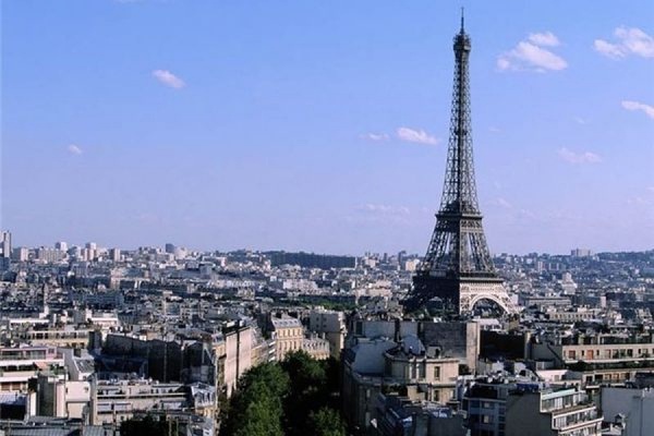 Жителей Парижа научат быть вежливыми с туристами - Фото 1