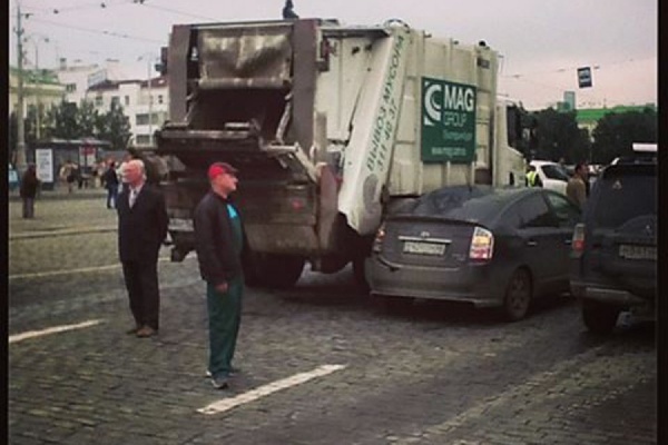 В центре Екатеринбурга из-за столкновения мусоровоза с иномаркой образовалась пробка - Фото 1