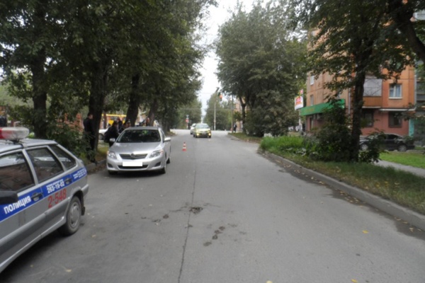 В Екатеринбурге под колеса иномарки попала четырехлетняя девочка - Фото 1