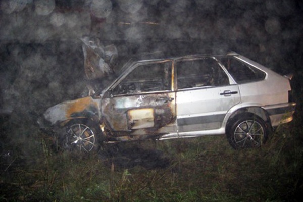 В Североуральске сотрудник ГИБДД вытащил водителя из горящей машины - Фото 1