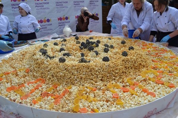 В Екатеринбурге приготовили двухметровый торт - Фото 1