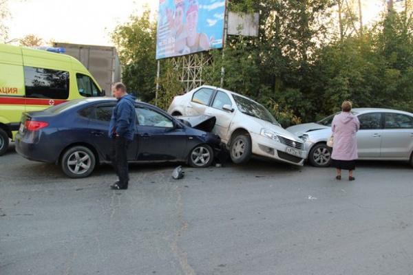 В Екатеринбурге в столкновении двух легковушек погиб пешеход - Фото 1