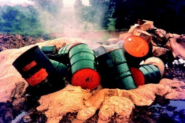 Во Вьетнам ежегодно ввозят тонны ядовитых отходов под видом сырья - Фото 1