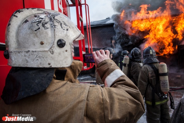 Ирония судьбы: в Нижнем Тагиле вчера горела территория завода огнеупорных материалов - Фото 1