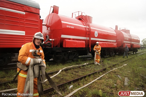 В Каменском округе пожарный поезд СВЖД ликвидировал задымление в вагоне с бурым углем  - Фото 1