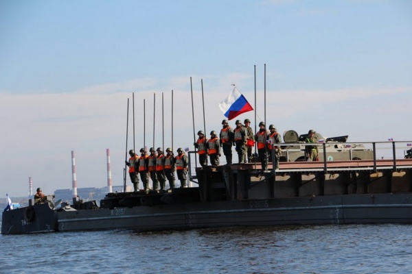 Военные железнодорожники возвели переправу на озере Исеть - Фото 1