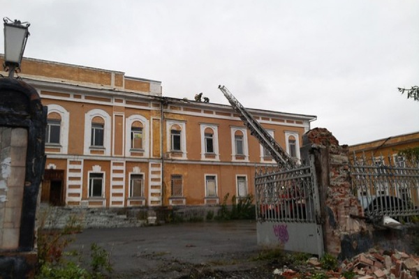 В Екатеринбурге сгорела крыша бывшего штаба войсковой части - Фото 1