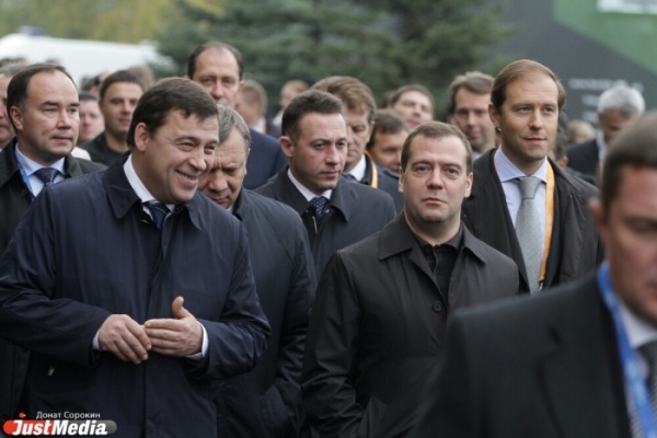 Дмитрий Медведев начал обход экспонатов RAE-2013 - Фото 1