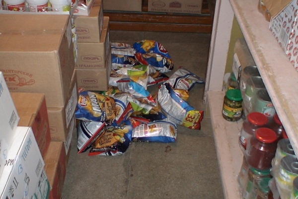 В Новоуральске подростки стащили со склада продуктового магазина 15 пакетов с едой - Фото 1