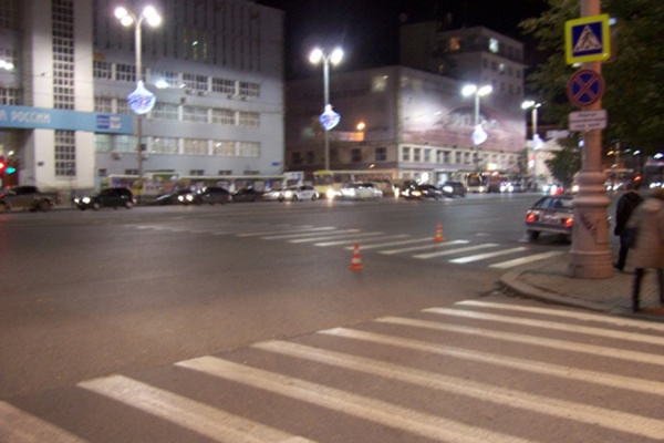 В Екатеринбурге водитель «Рено» сбил ребенка, переходившего дорогу на зеленый свет - Фото 1