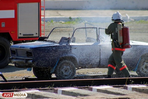  Минувшей ночью в Екатеринбурге сгорело три иномарки и ВАЗ - Фото 1