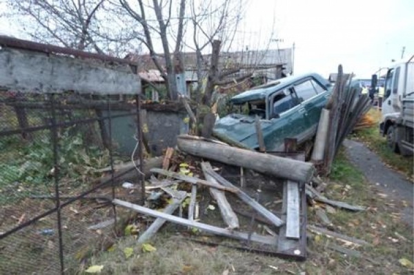 В селе Чувашково злостный нарушитель ПДД врезался в забор - Фото 1