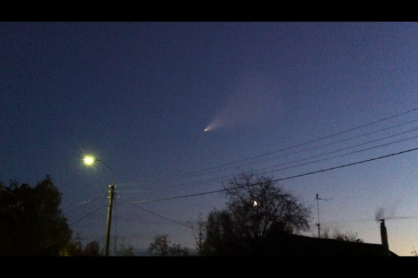Пользователи социальных сетей сообщают о странном объекте в небе над Екатеринбургом - Фото 1