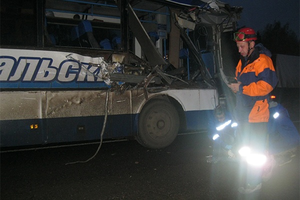 В Екатеринбурге столкнулись автобус и грузовик. По предварительным данным, ранены три человека - Фото 1