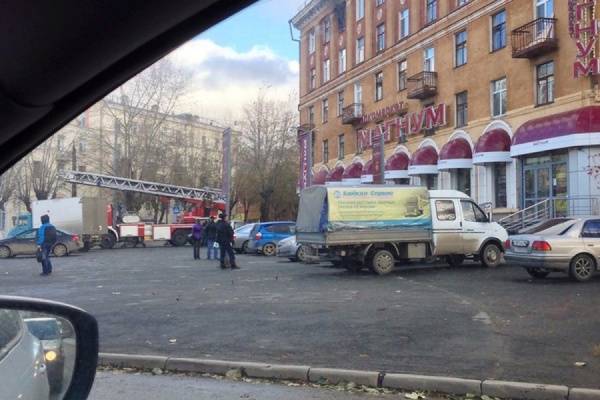 В Екатеринбурге из жилого дома на Краснофлотцев пожарные эвакуировали пятнадцать человек - Фото 1