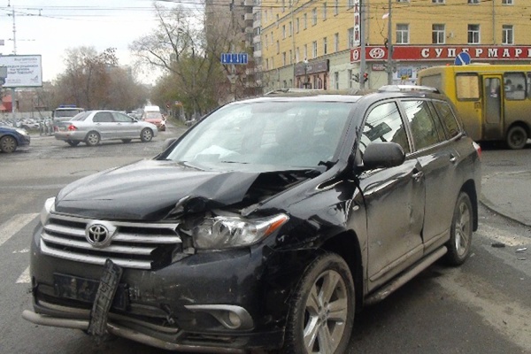 В столкновении двух «Тойот» и «Рено» в Екатеринбурге пострадали два пешехода - Фото 1
