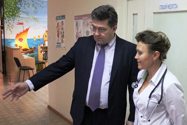 Свердловский министр соцполитики навестил детей-погорельцев из Ивделя  - Фото 1