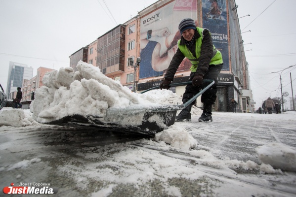 За ночь из Екатеринбурга вывезли 200 тонн снега  - Фото 1